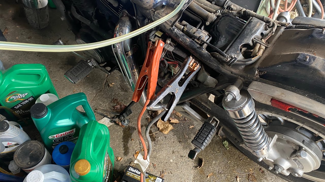 First Start, Reassembly, Fuse Check, aux fuel 1983 Honda Shadow VT750C 750 project Will it RUN?