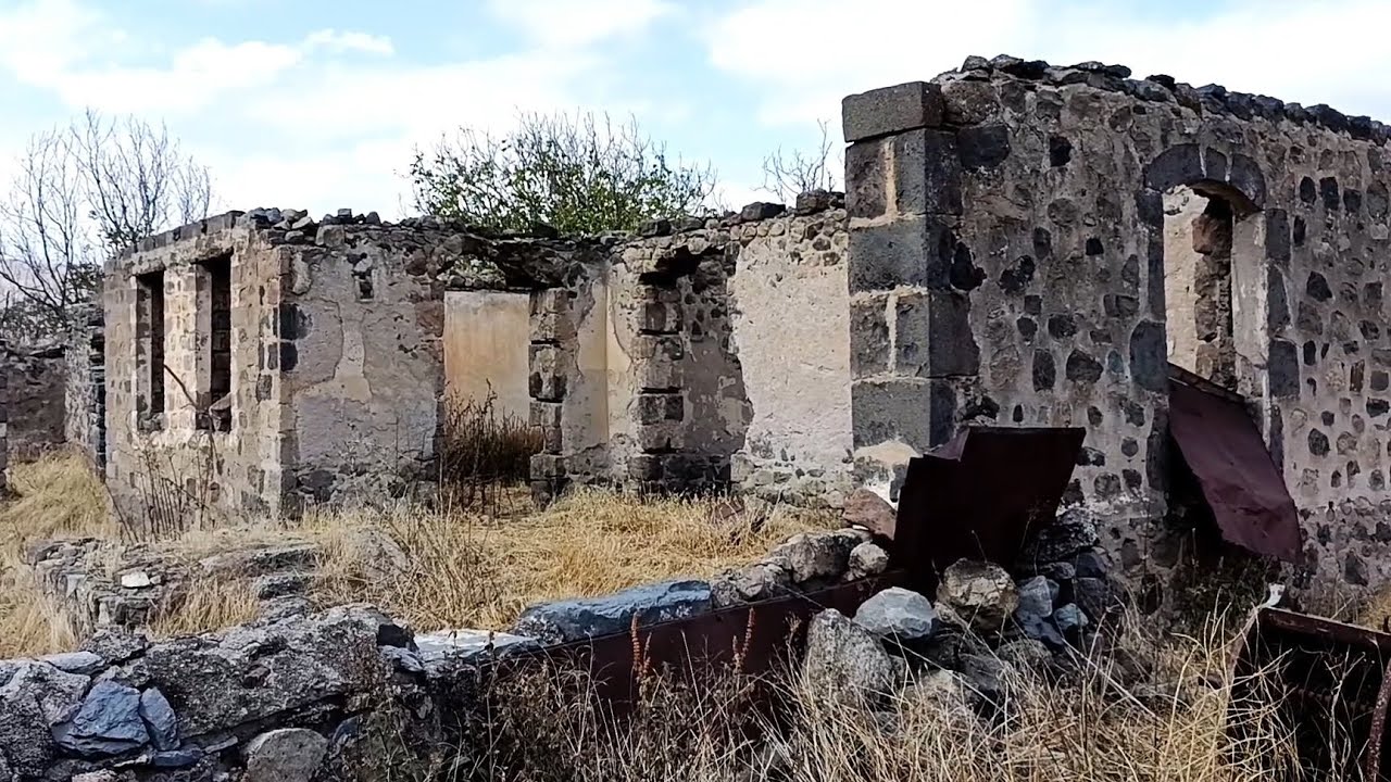 Laçın, Mirik rəhmətlik Qafqaz kişinin mülkü. Sazda Səyyaf Kəlbəcərli