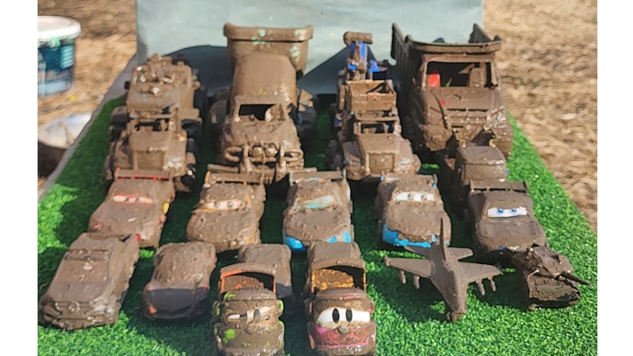 Cleaning Up the New Dirty Toy Machines | Disney Machines|