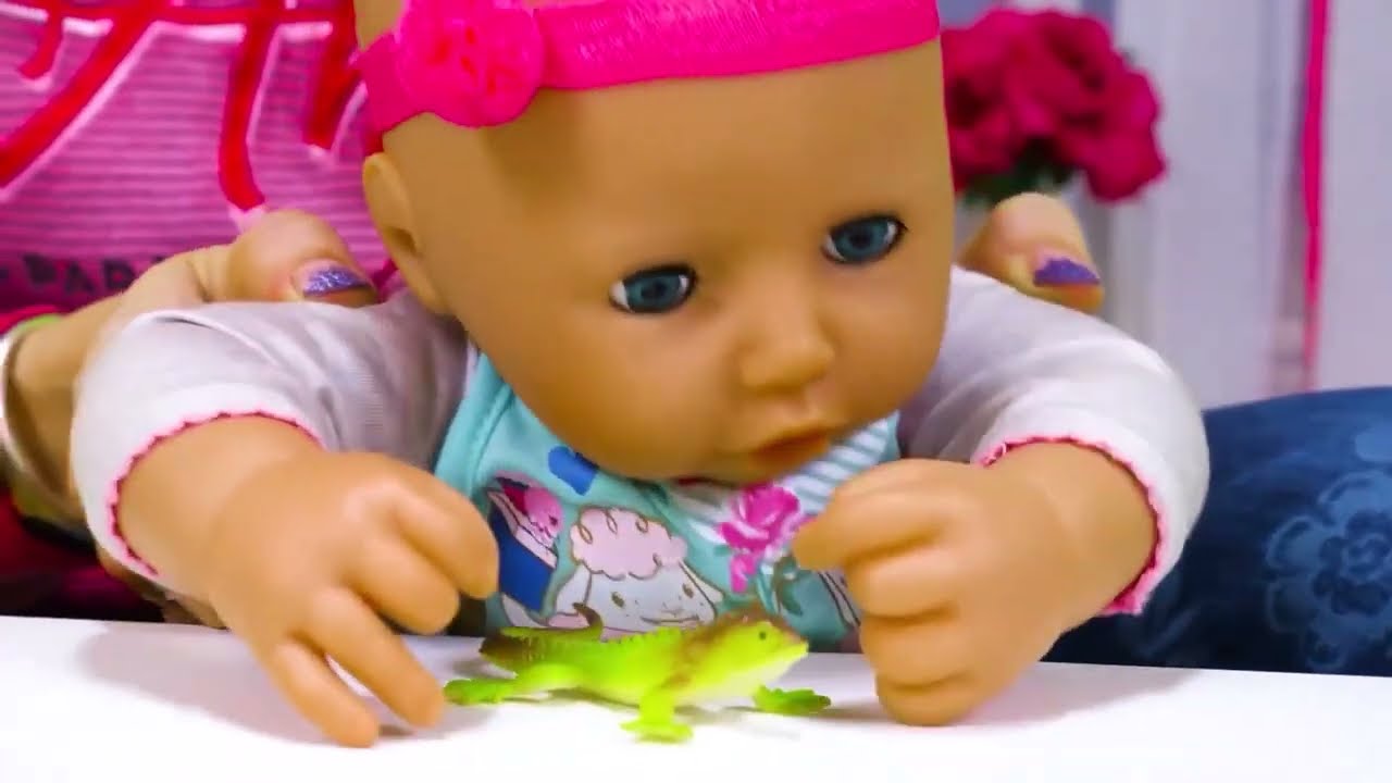 Bébé Annabelle et ses jouets d'éveil : Peinture à doigts et alphabet en pâte à modeler !