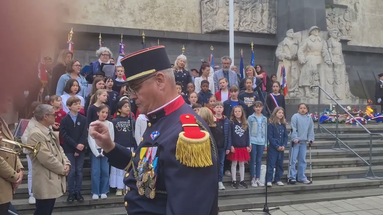 8 mai 2025 Clermont-Ferrand Fleur de Paris par la chorale et la fanfare du 92e RI