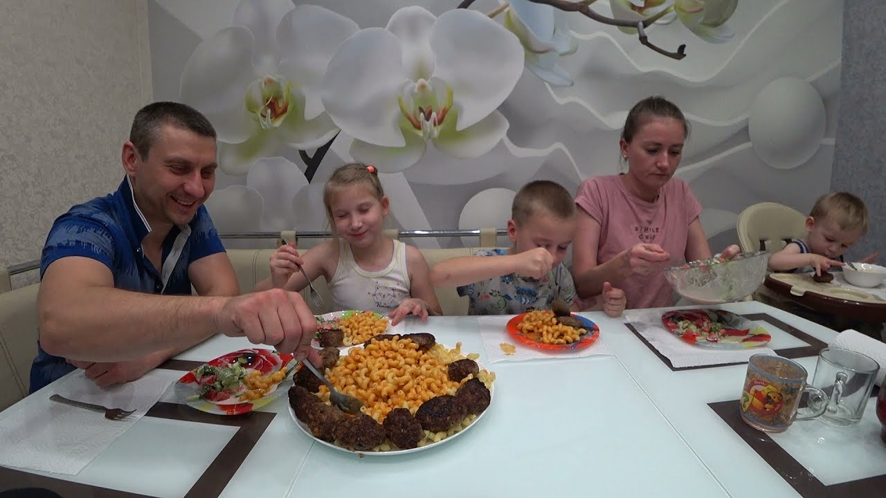 МУКБАНГ ГОВЯЖЬИ КОТЛЕТЫ С МАКАРОНАМИ ДЛЯ БОЛЬШОЙ СЕМЬИ / ДРУЖНАЯ СЕМЬЯ