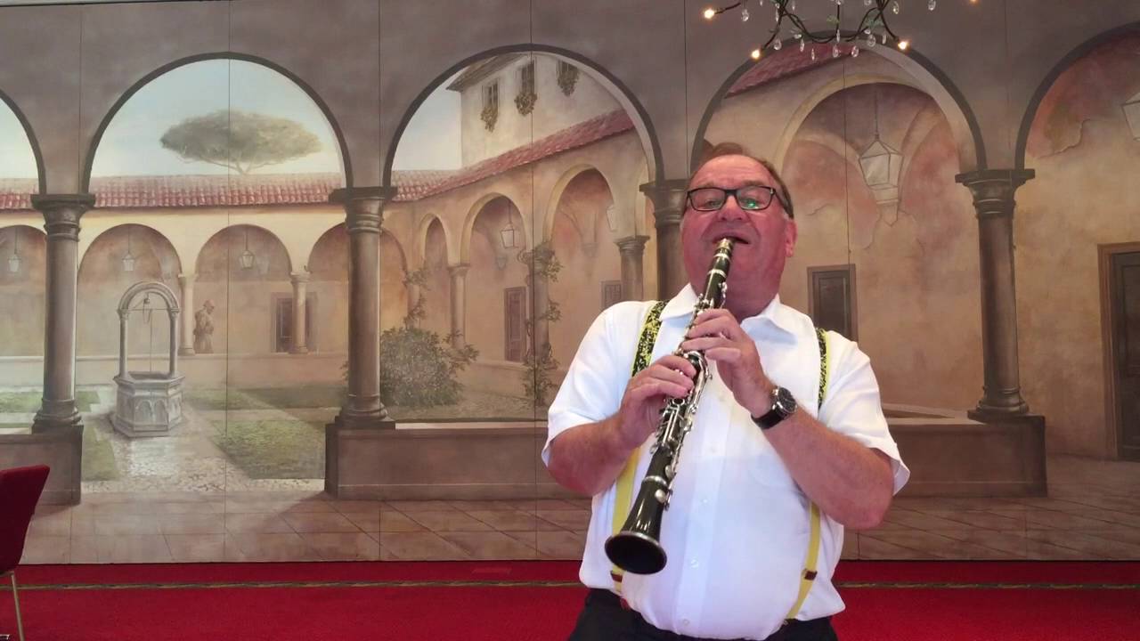 Zirkuspfarrer Ernst Heller spielt Klarinette im Europa-Park