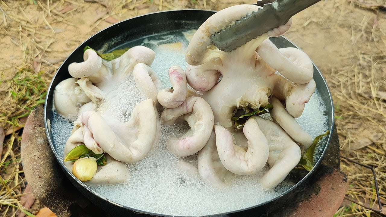 Deep Fried Pig Intestine | Yummy Cooking Spicy Pig's Intestine Recipe