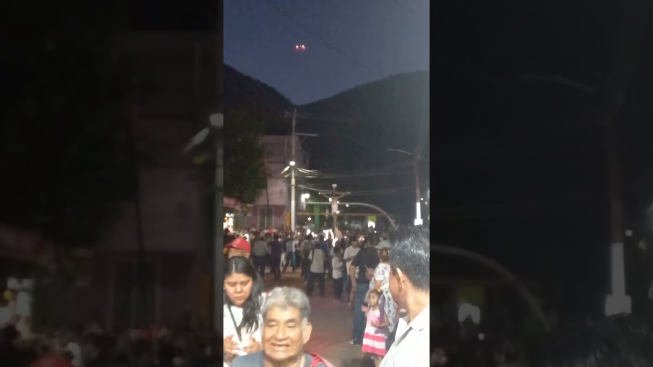 PROCESION DEL SR.DEL NICHO.LLEGANDO A LA CATEDRAL.EN TLAPA GRO Parte 2. 231025.