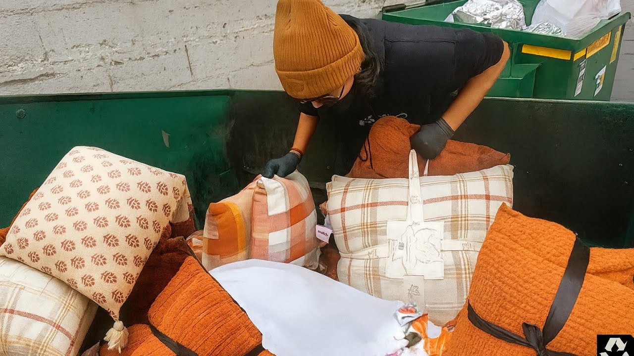 MIRA no podía CREER 😱 las COSAS INCREÍBLES que TIRARON en este BOTE. #dumpsterdiving #funny #foryou 