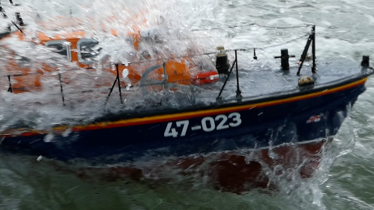 Lifeboat models in heavy seas -Episode 1 Surf Training at Cape Wums-