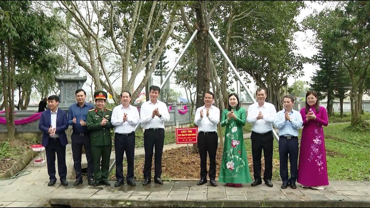 Đoàn công tác của Ban Thường vụ Tỉnh ủy Ninh Bình dâng hương tại đền mẫu Âu Cơ và Đền Hùng