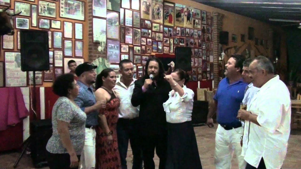 cantando con el 