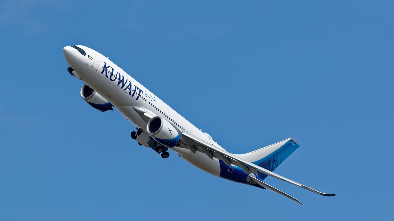 AIRBUS A330-800 NEO KUWAIT AIRWAYS - Delivery Flight with Wing Wave | Planespotting LFBO with rain !