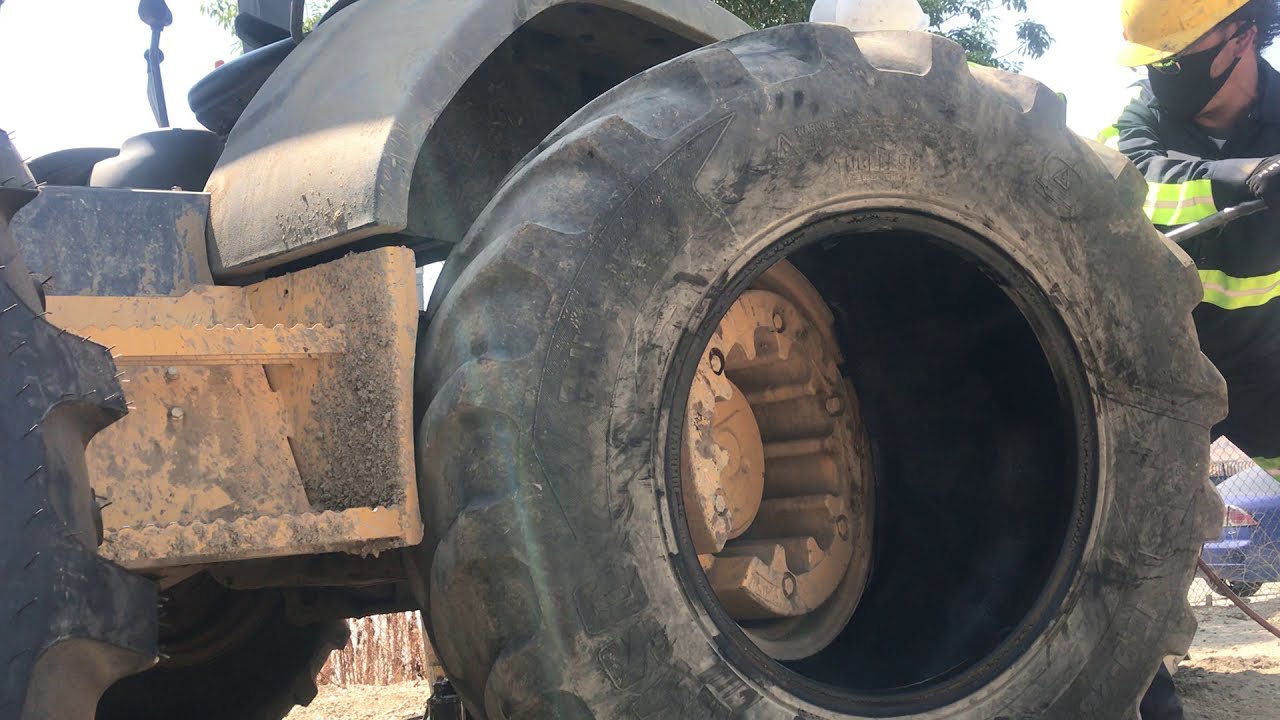Parte 1- Como cambiar llantas de Skip Loader 16.9-24 -parte 1 #llanteros503 #mrgeorge #skiploader