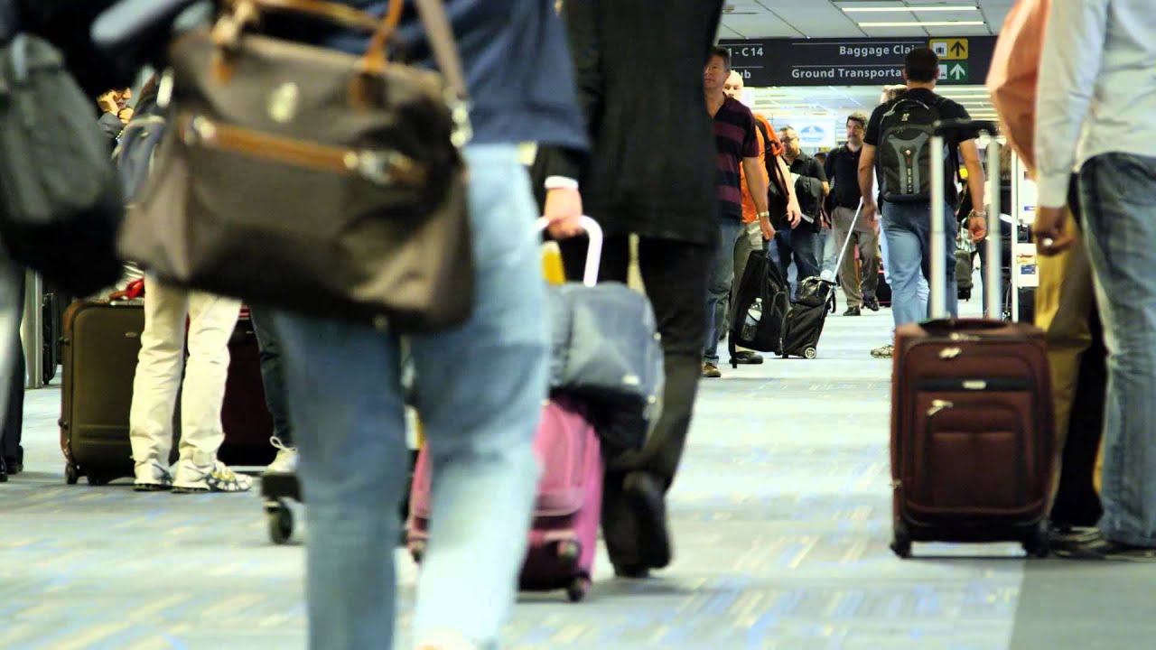 busy airport terminal zkjwf zO