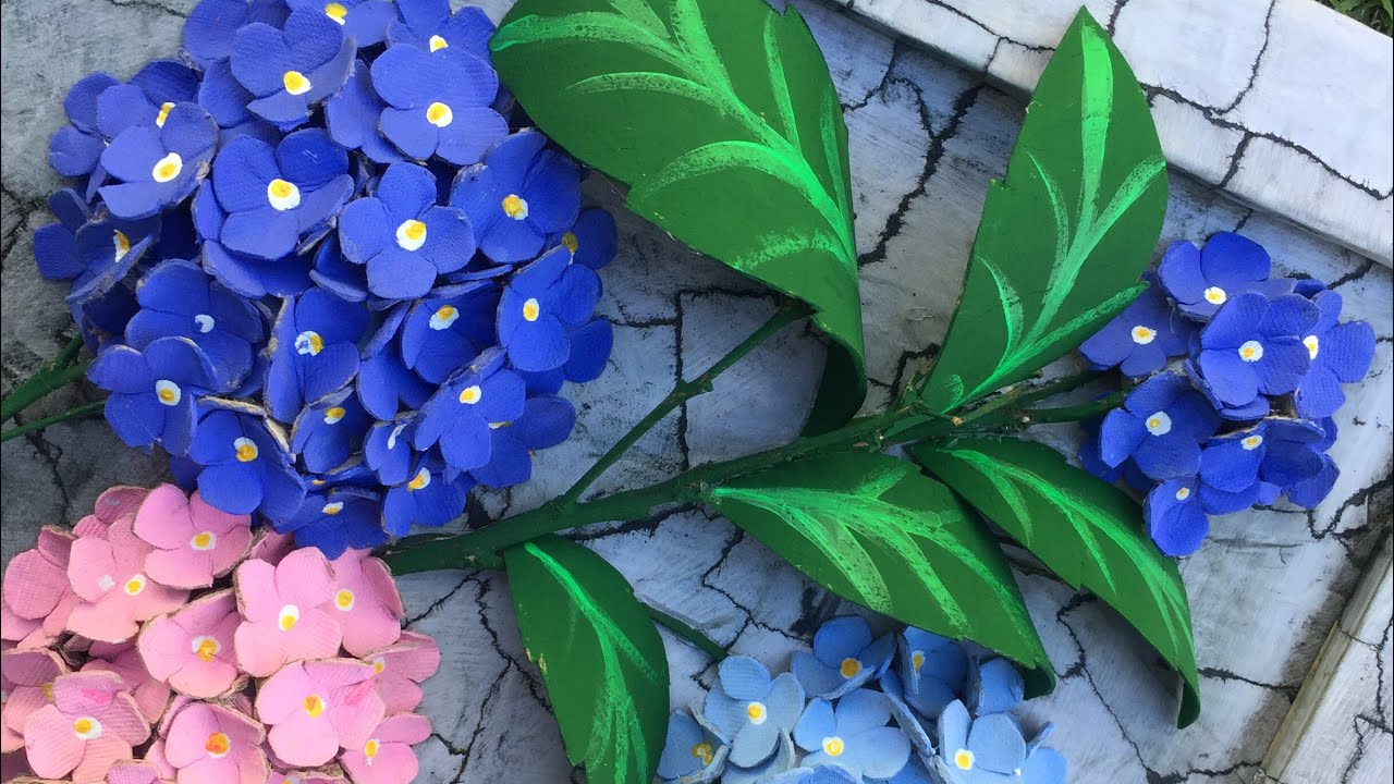 Hortensias hechas con cartón de huevos