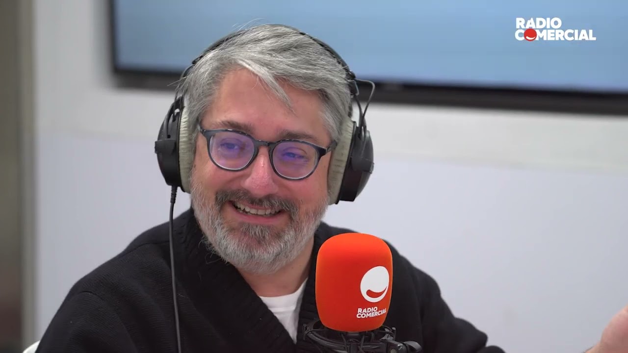 Rádio Comercial | Um cheiro, um duche... mas não um cheiro no duche - O Homem Que Mordeu o Cão
