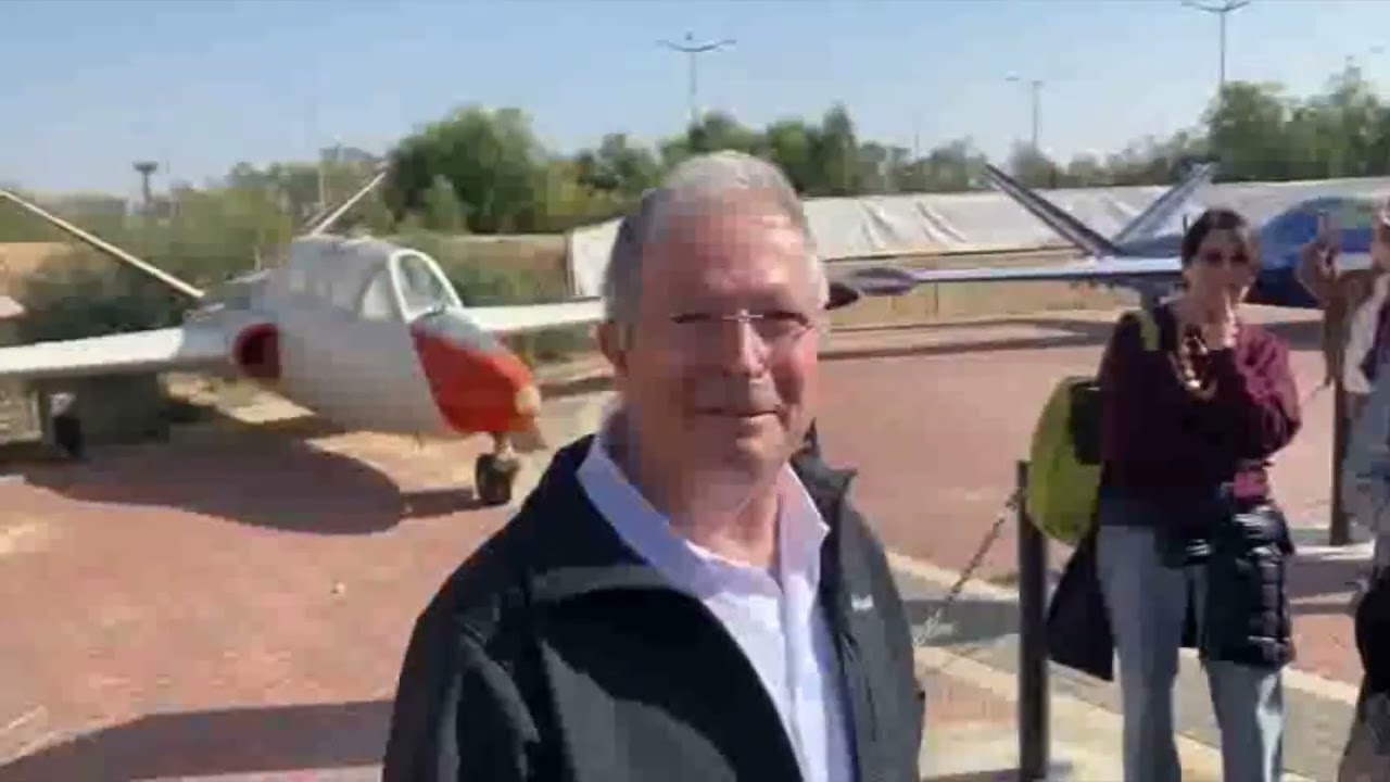 טייס הקרב הותיק סא״ל מיל. מיכה שי היה אחד משני החניכים הראשונים שטסו על עיט דו מושבי במתקדם קרב!
