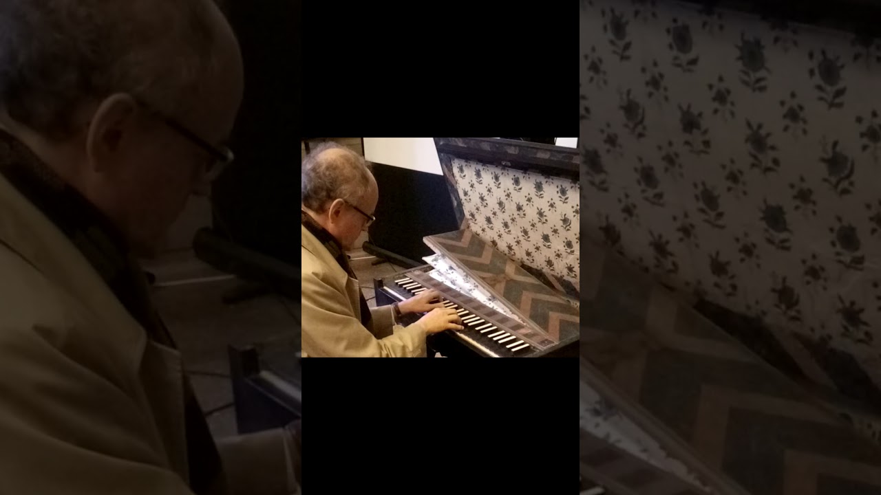 Liuwe Tamminga joue un orgue en table de Jean-Baptiste Micot