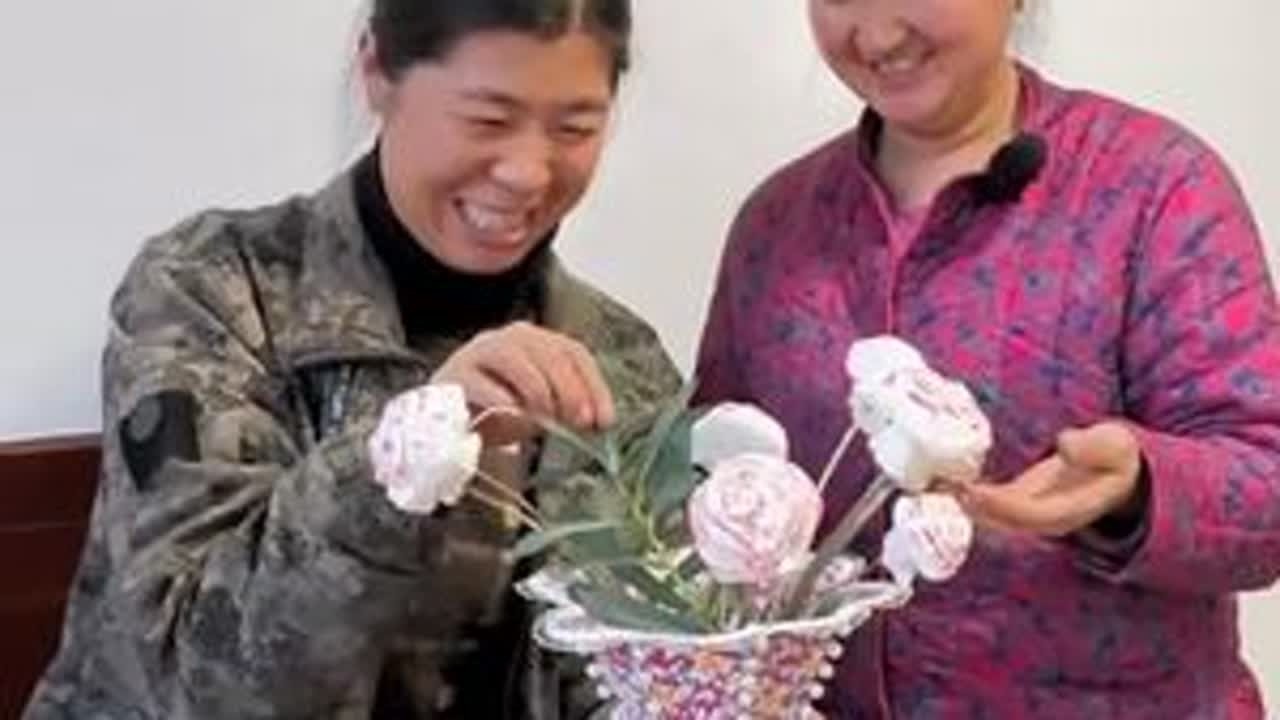 今天用扑克牌编了一个花瓶，简单好学，跟着一起编吧！