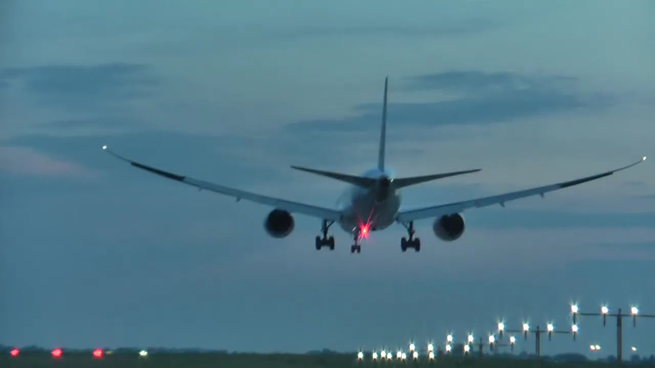 B789 Neos approaching and landing runway 25 at Radom EPRA/RDO