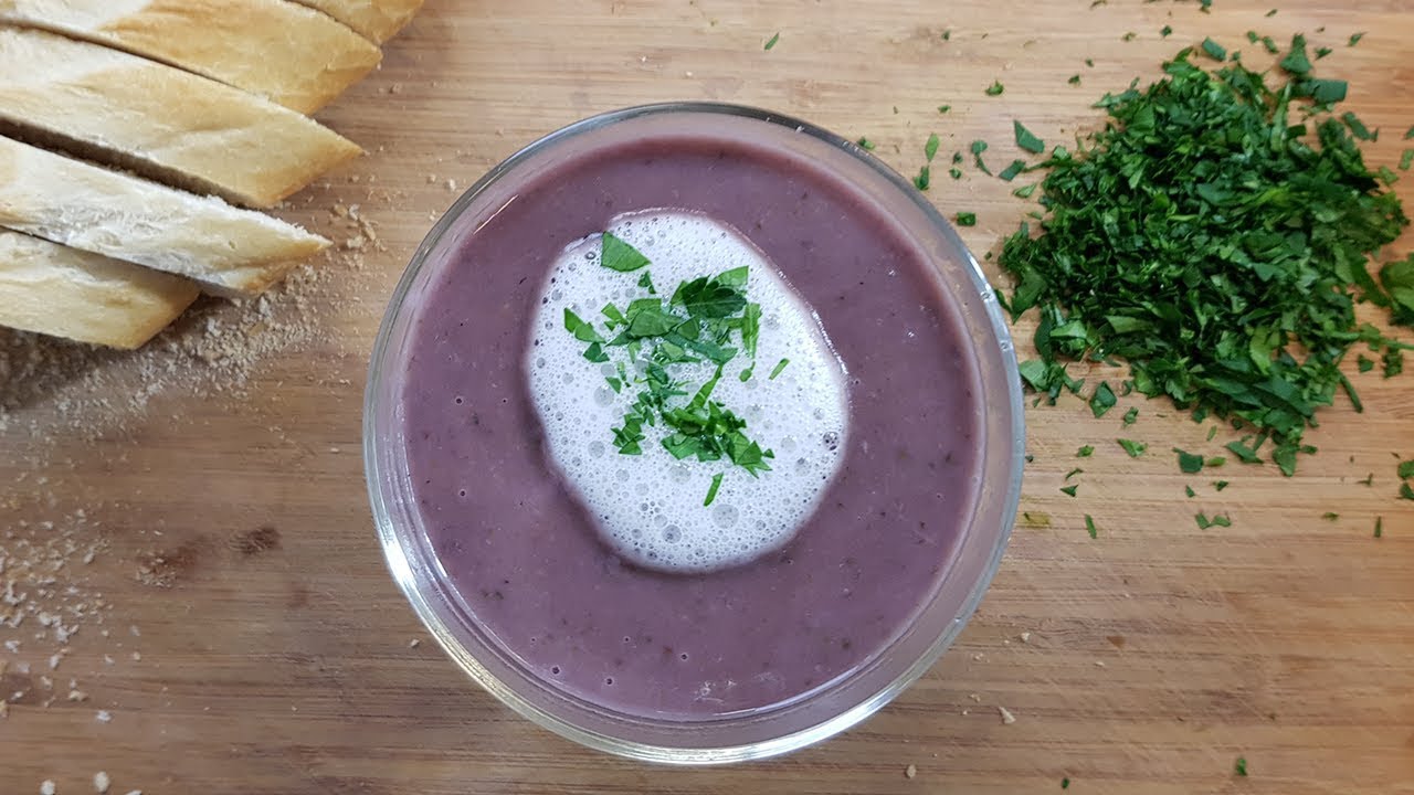 Mori kocht Lila Kartoffelsuppe mit Heidelbeeren