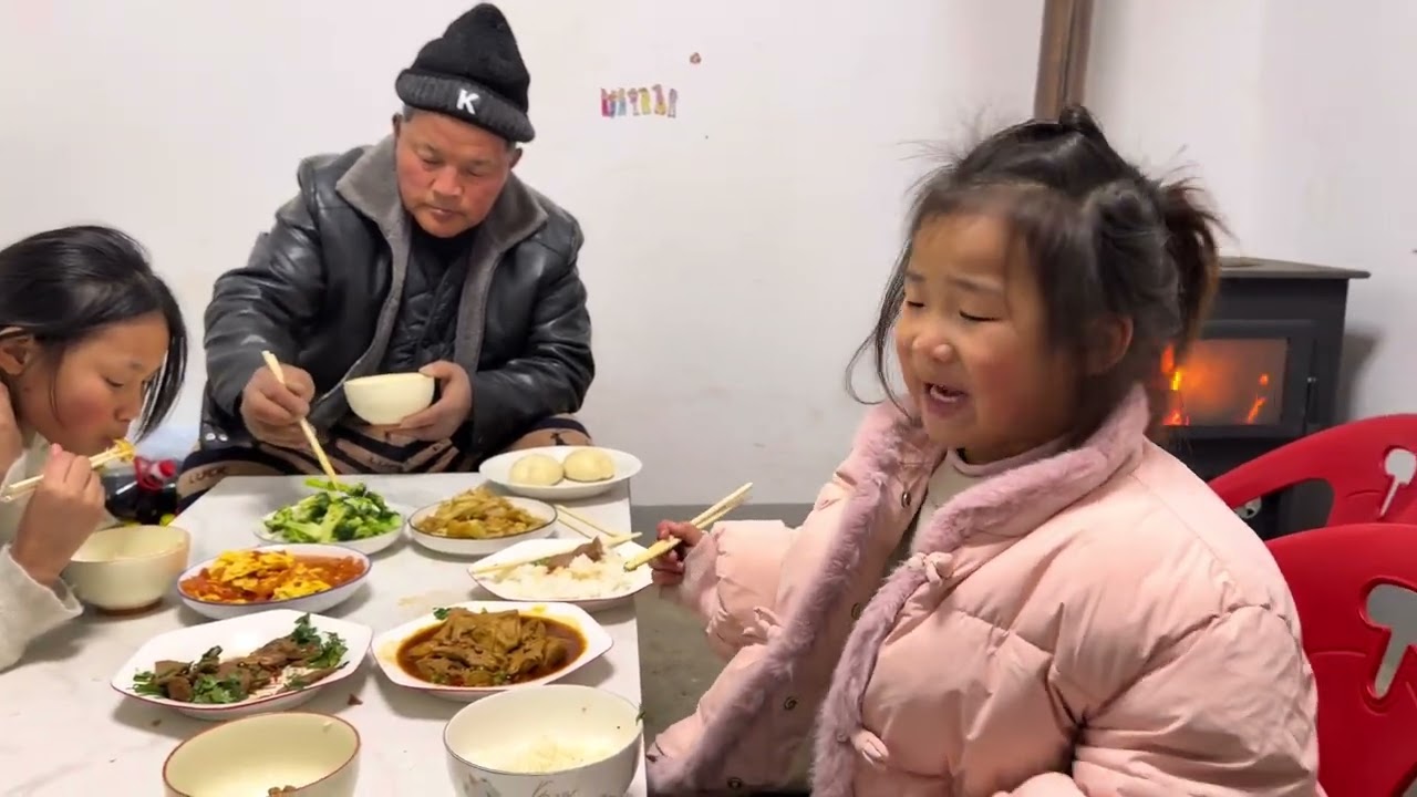 今天阿杜给大家做了很多好吃的，没想到妈妈却被赶出去