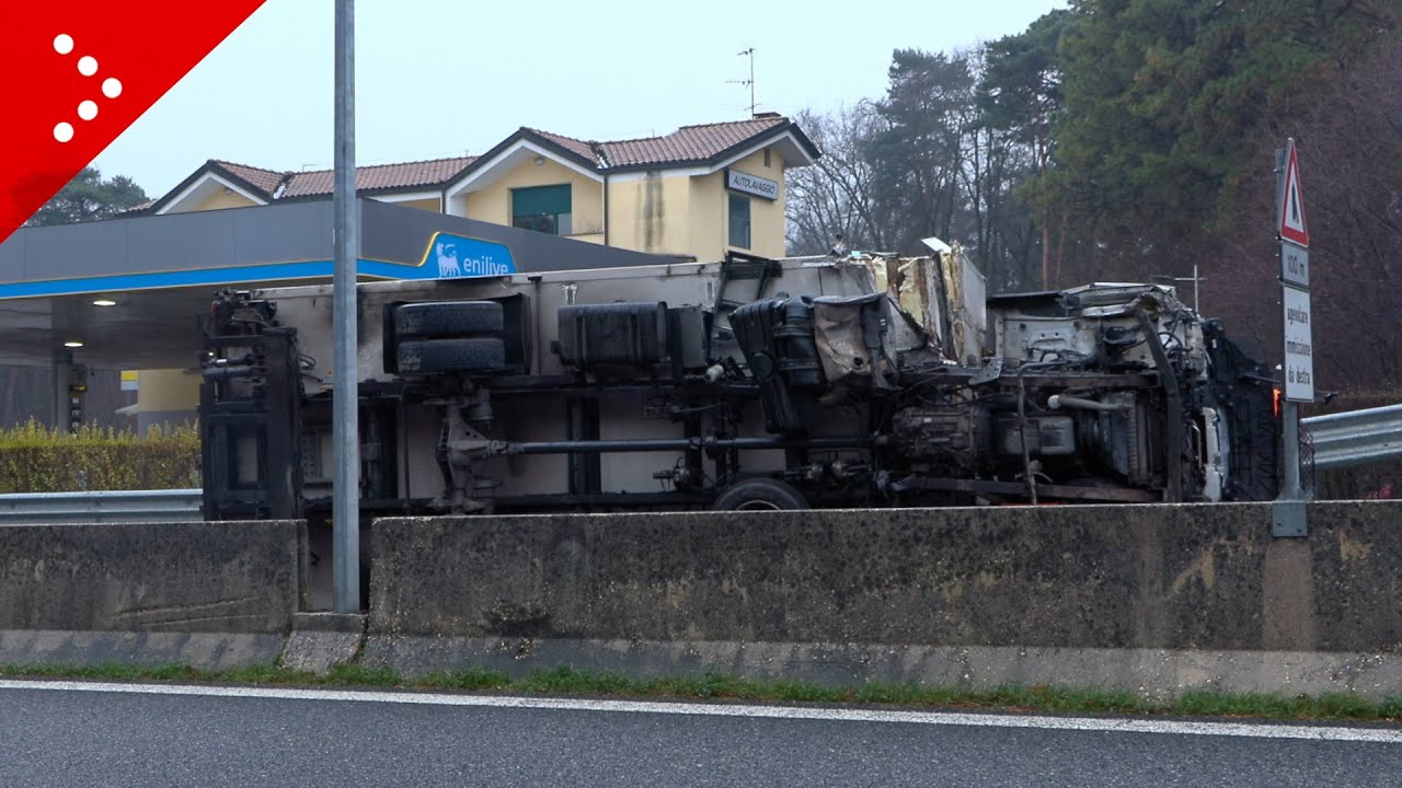 Camion si ribalta sulla SS336 vicino all'aeroporto di Malpensa, traffico in tilt