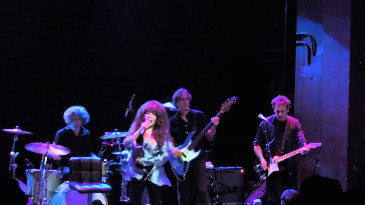 RONNIE SPECTOR PERFORMS 