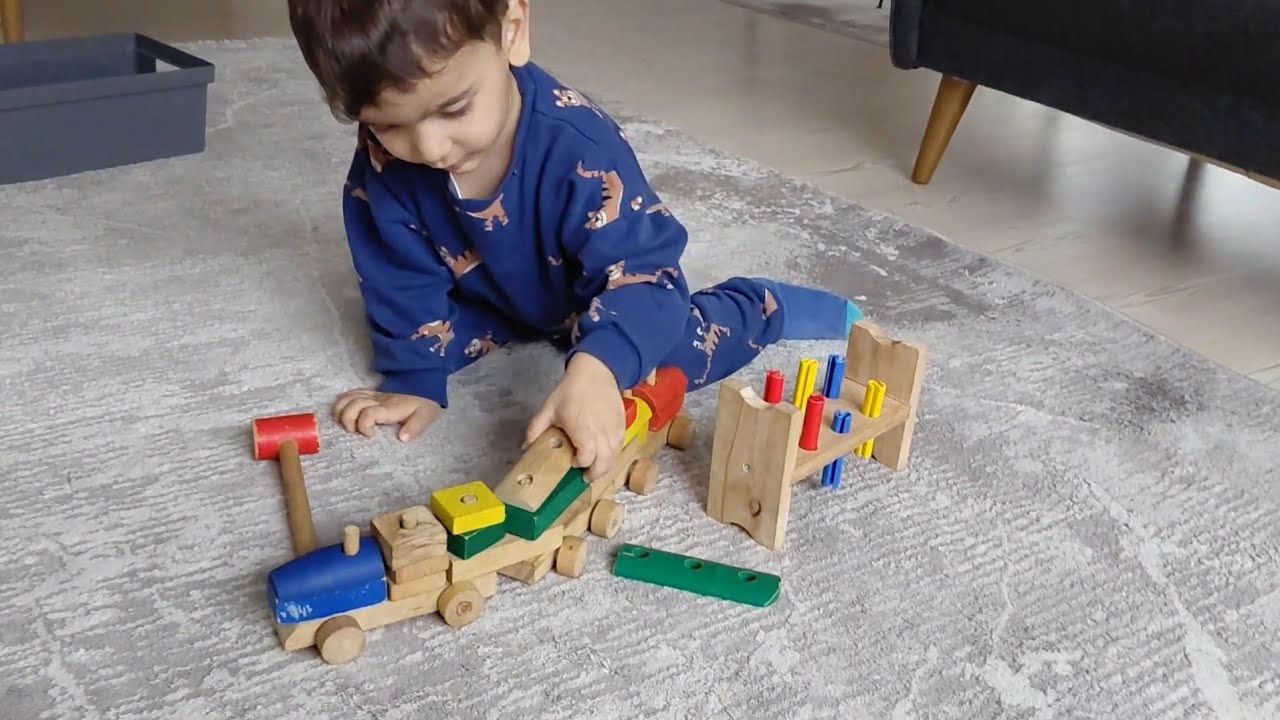 Karışık ahşap oyuncaklardan çok güzel tren yaptık çekiçle renkleri vurduk.