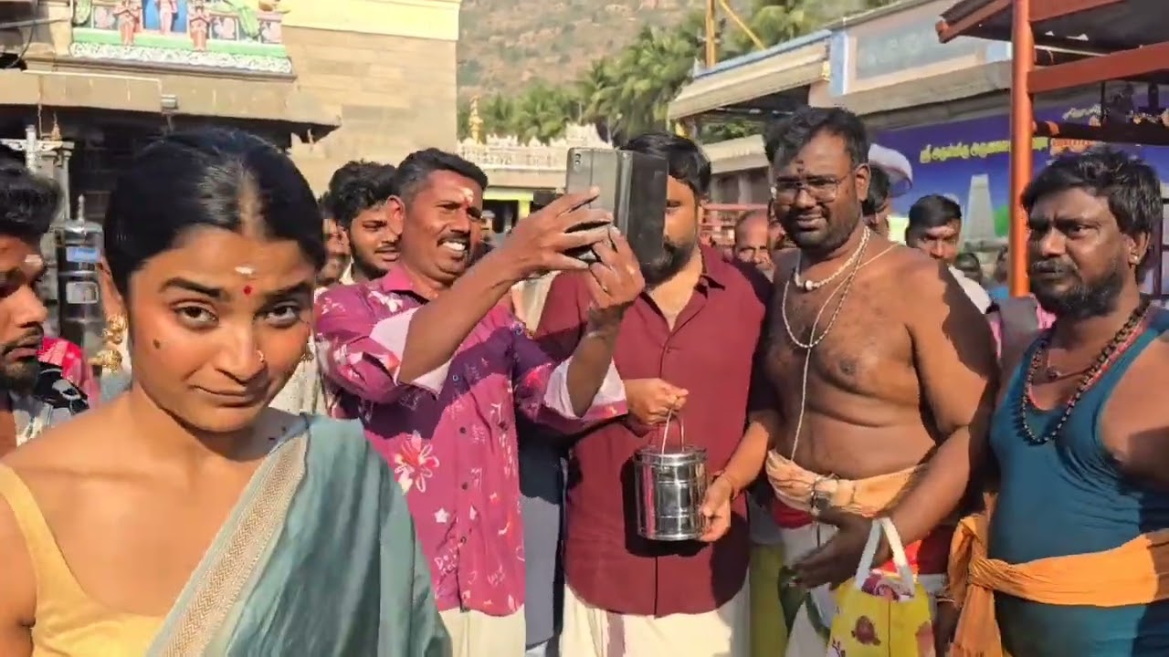 அண்ணாமலையார் கோயிலில் நடிகர் சசிகுமார், திரைப்பட கதாநாயகி சைத்ரா சாமி தரிசனம்