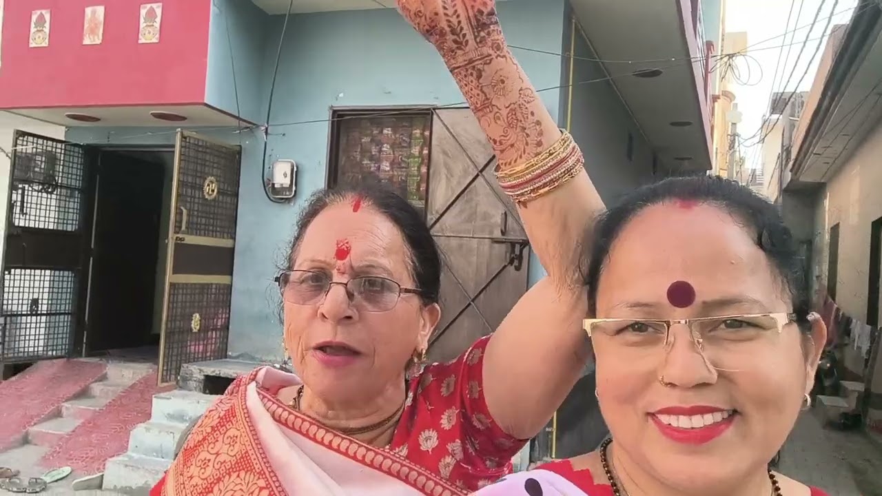 सखियों के साथ पहली बैठक होली।