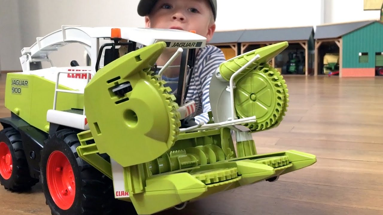 BRUDER TOY Tractors for Kids ♦ CLAAS 900 Maisernte ♦ Bruder Farm WORLD Children play