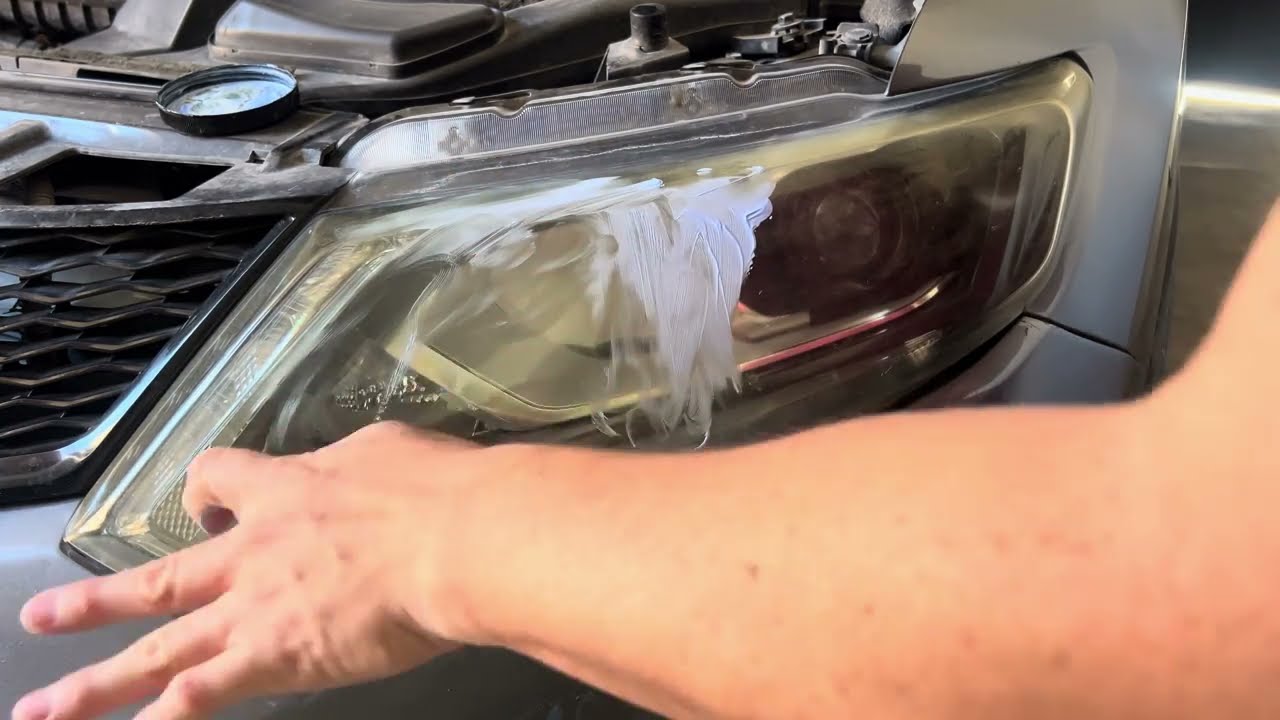 Como quitarle lo amarillo a los faros de tu camioneta facil y rapido sin comprar nuevos 