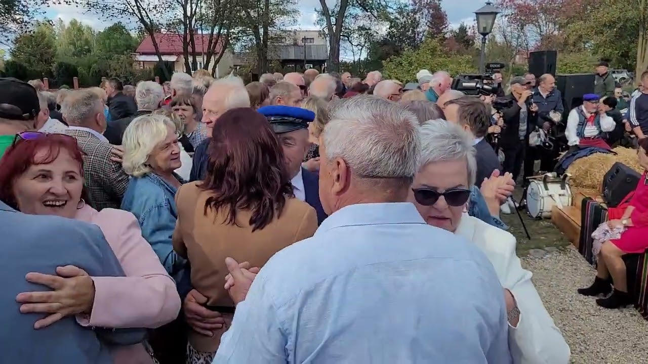 29 września 2024 Mnóstwo stałych bywalców tanczyło w Studzianne z Kapelą Piotra Bińkowskiego