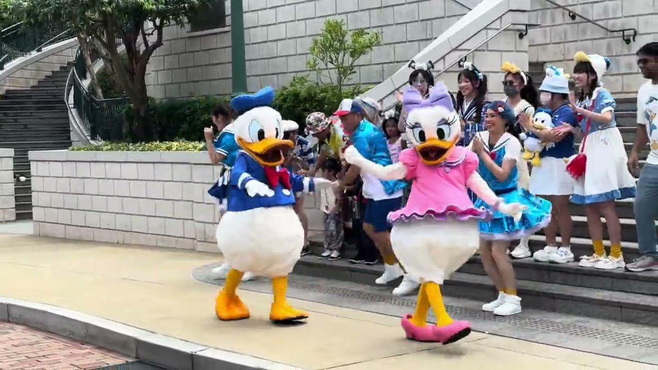 Donald Duck Birthday Dance | Hong Kong Disneyland
