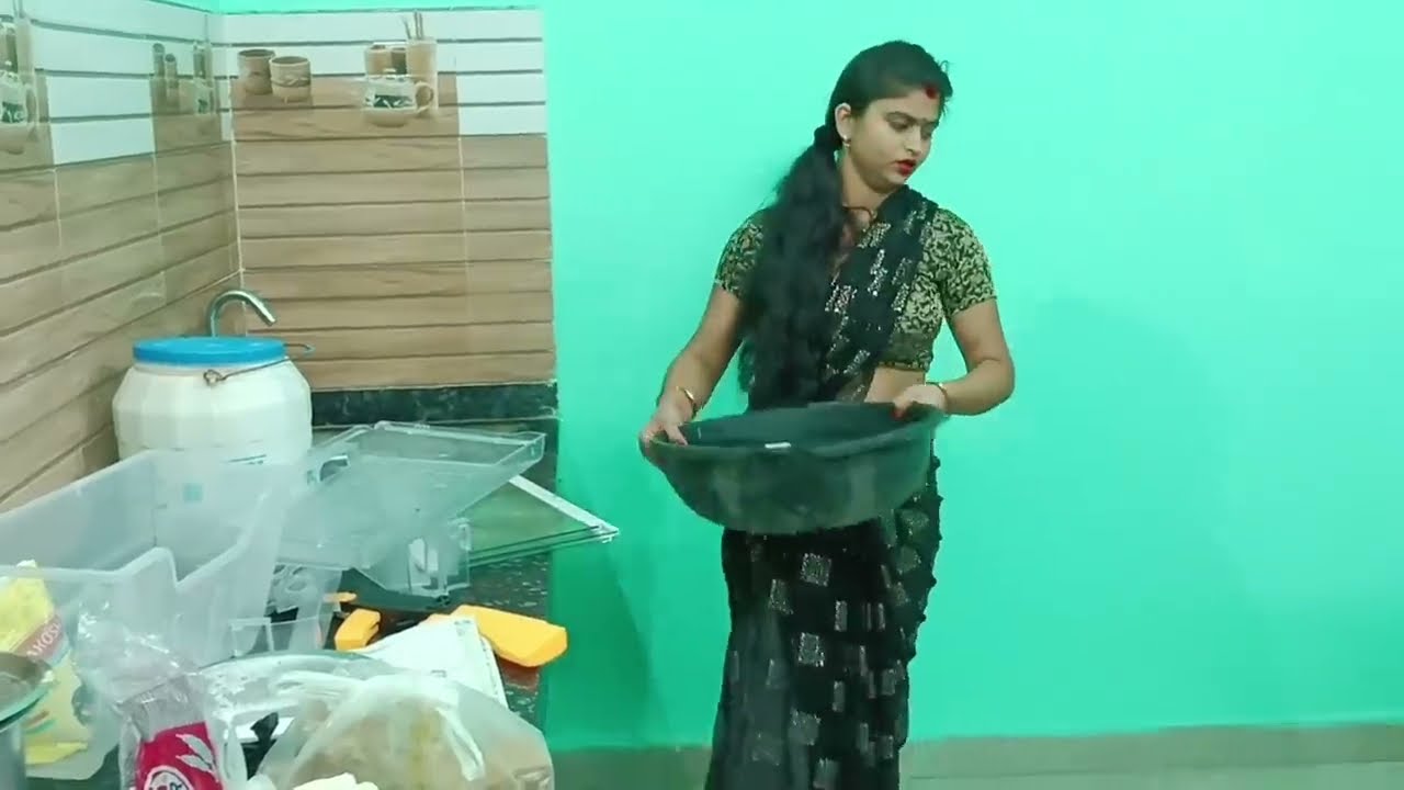 🌺 Koi nahi Manta Yeh sab log itna kar dete hai | 😢 fridge cleaning vlog black saree #sareevlog
