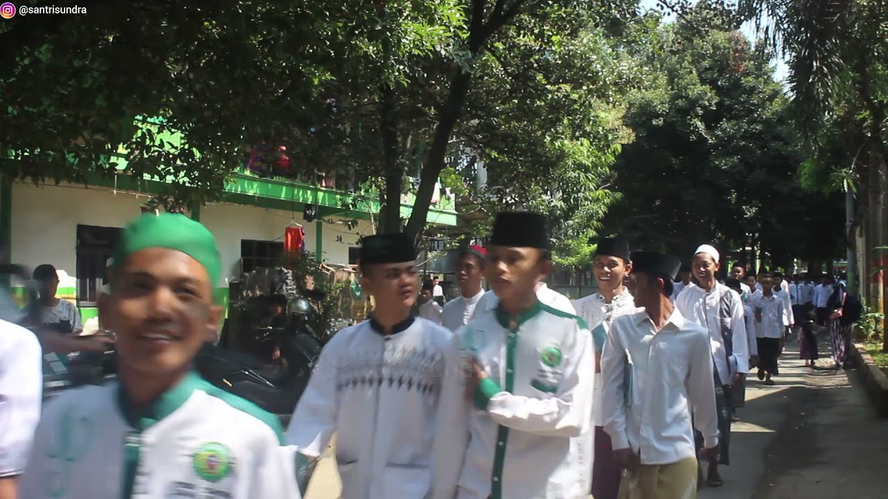 SANTRI PONDOK PESANTREN SUNAN DRAJAT PULANG DARI NGAJI ABAH YAI ABDUL GHOFUR