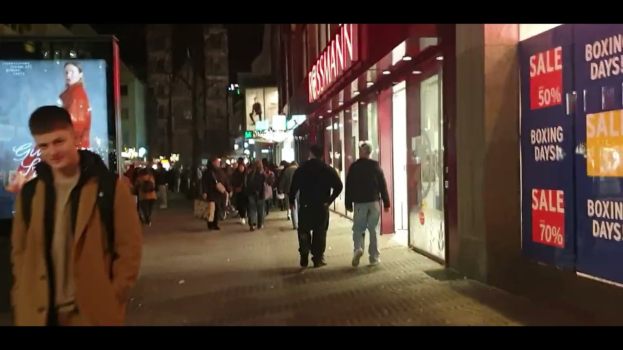 Nürnberg Altstadt Breitegasse am 30.12 2023 Spontan wegen viele Menschen in der stadt