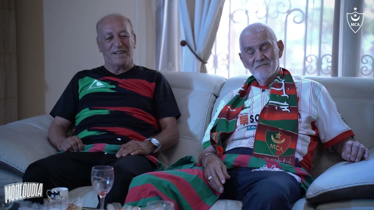 إدارة المولودية وسفير النادي عمر بطروني يكرمون اللاعب السابق سنوات الستينيات سيد أحمد جعفر باي
