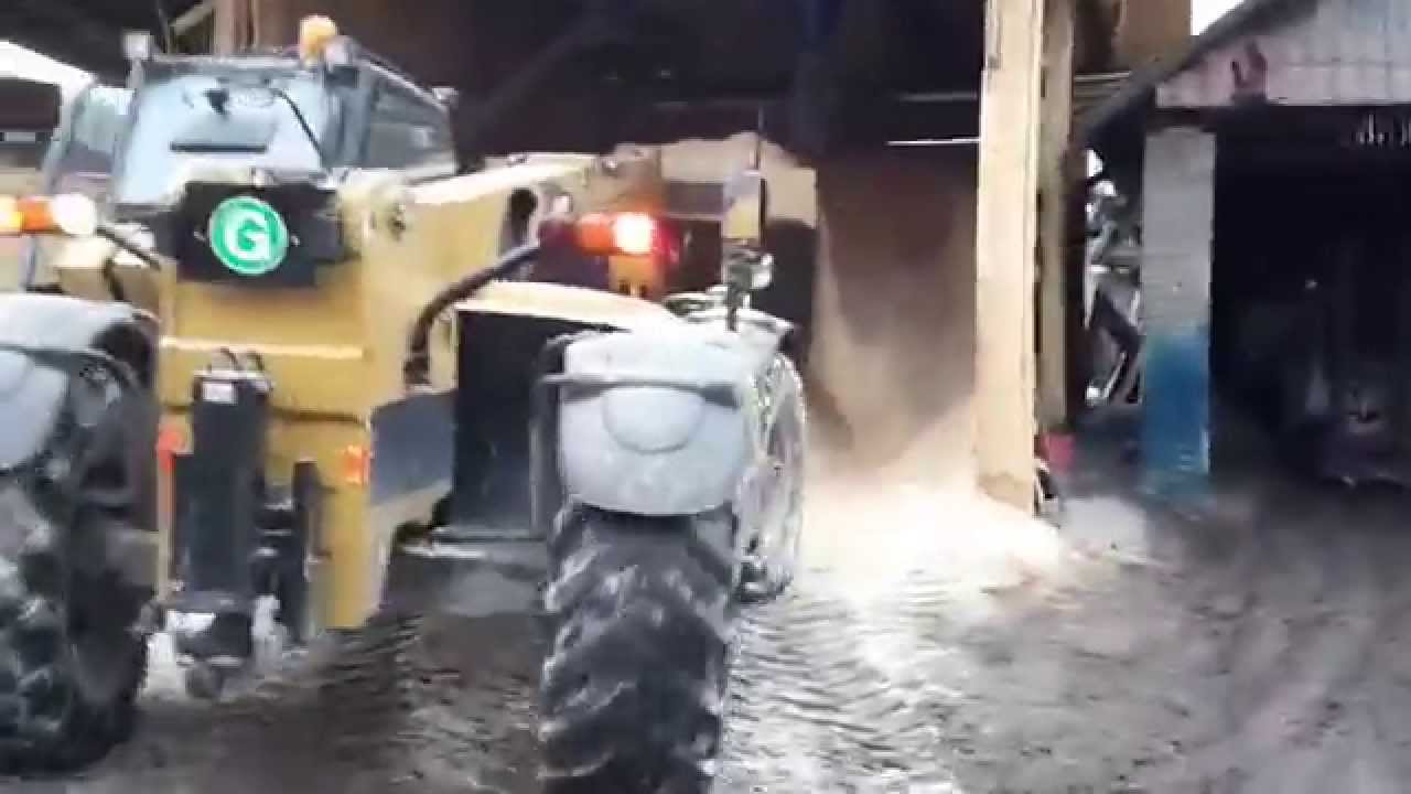 Załadunek trocin  CAT TH330B kudełka.pl
