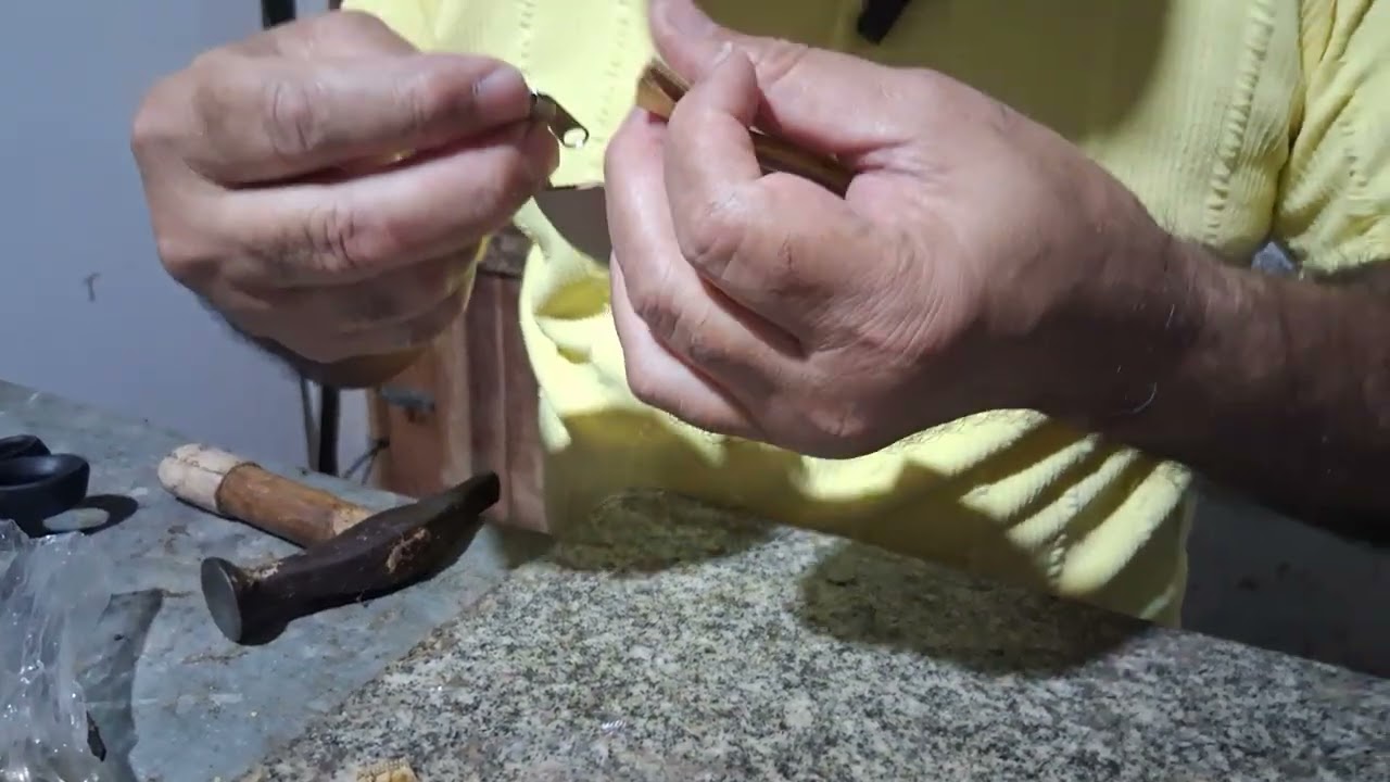 VENHA  APRENDER A  FAZER  UM CHAVEIRO  PARA  COLOCAR  EM  MOCHILA 🎒  ( CHAVEIRO  BOLINHA).