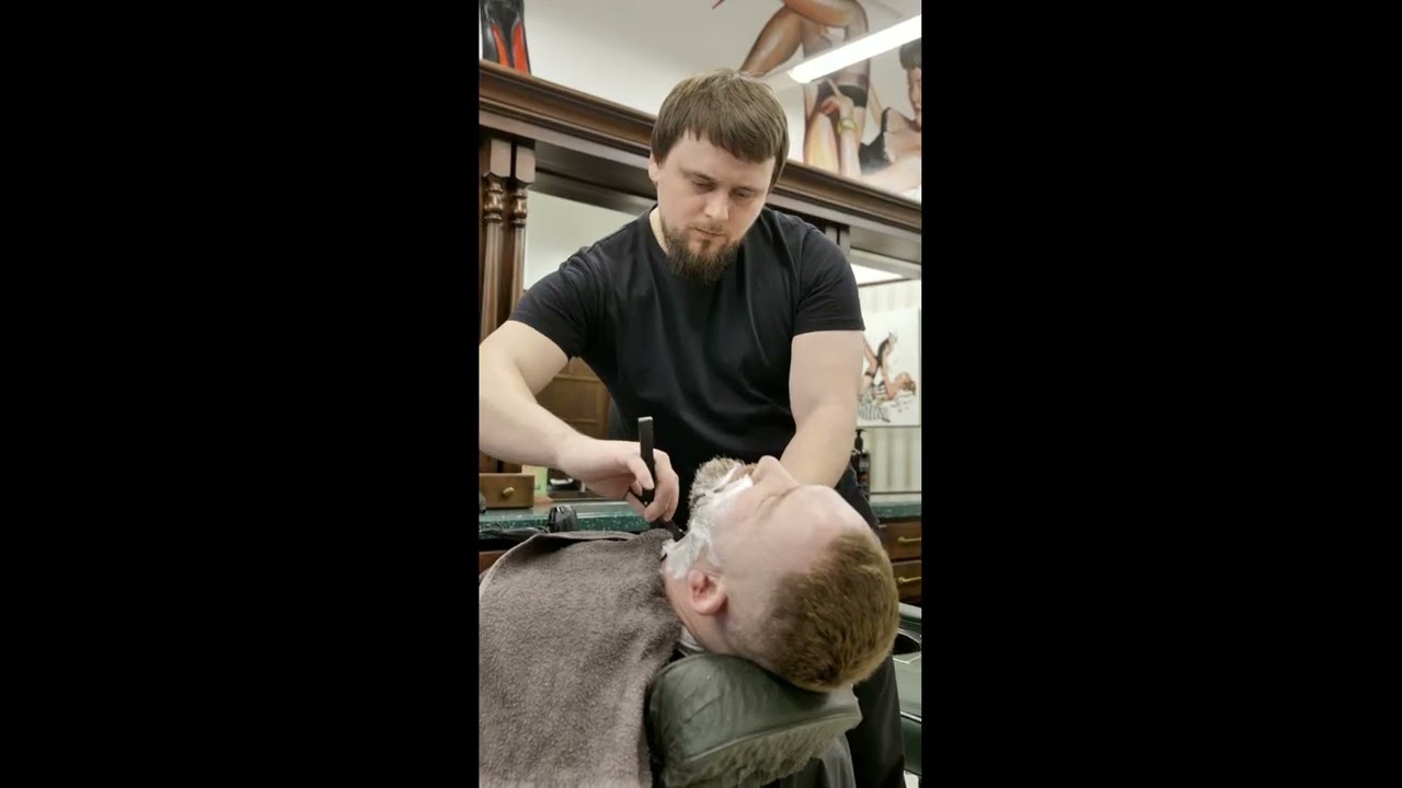 Королевское бритье в Новосибирске - бритье опасной бритвой в TRUE BARBERSHOP
