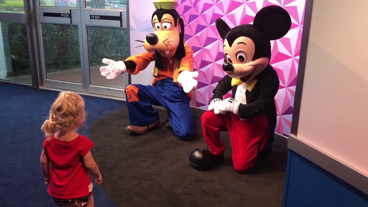 Meeting Mickey Mouse and Goofy at the Disney Chase Visa Center at Walt Disney World&rsquo;s Epcot