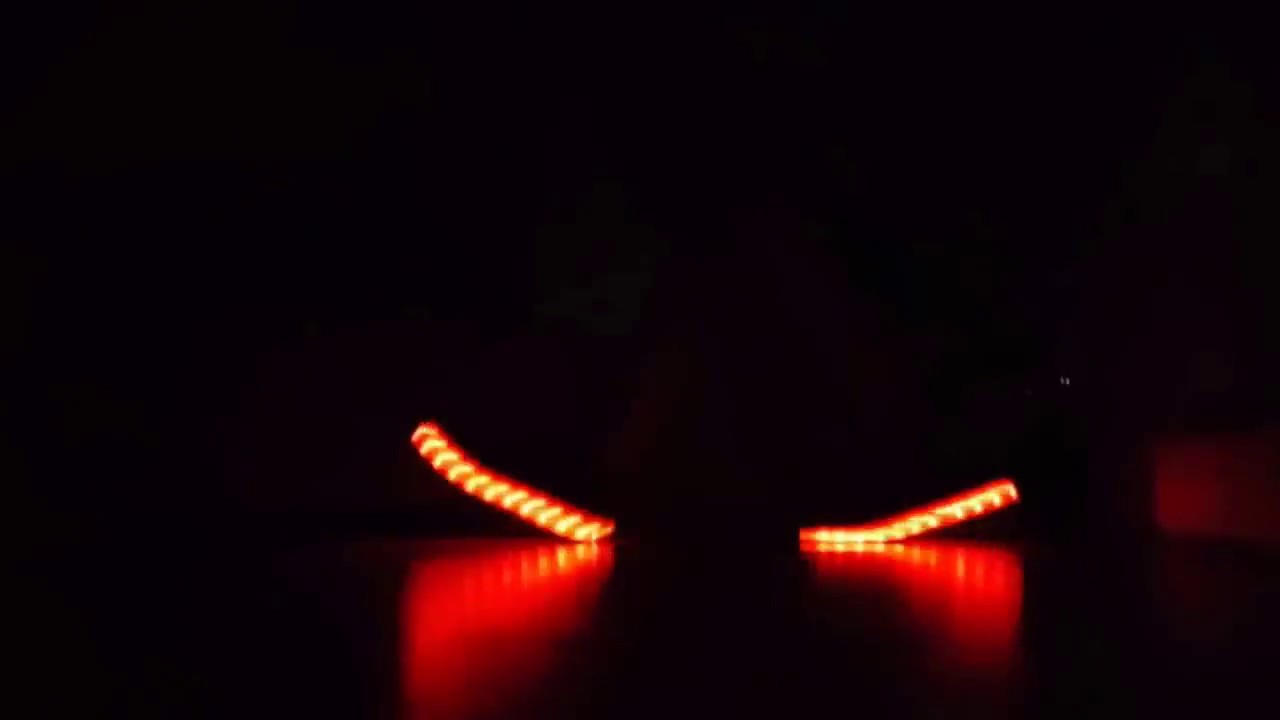 Девушка танцует шафл в светящихся кроссовках - LED shoes Shuffle dancing