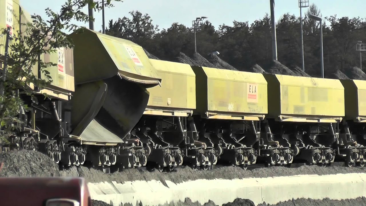 Schotter Zug bei der Entleerung von beim Güterterminal Werndorf  von Koralm Eisenbahntunnel