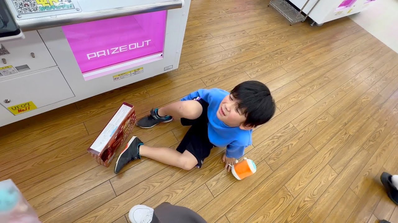 クレーンゲーム中に翼が倒れこんだ😱その訳は？家族で個数対決したら圧倒的差をつけられた！