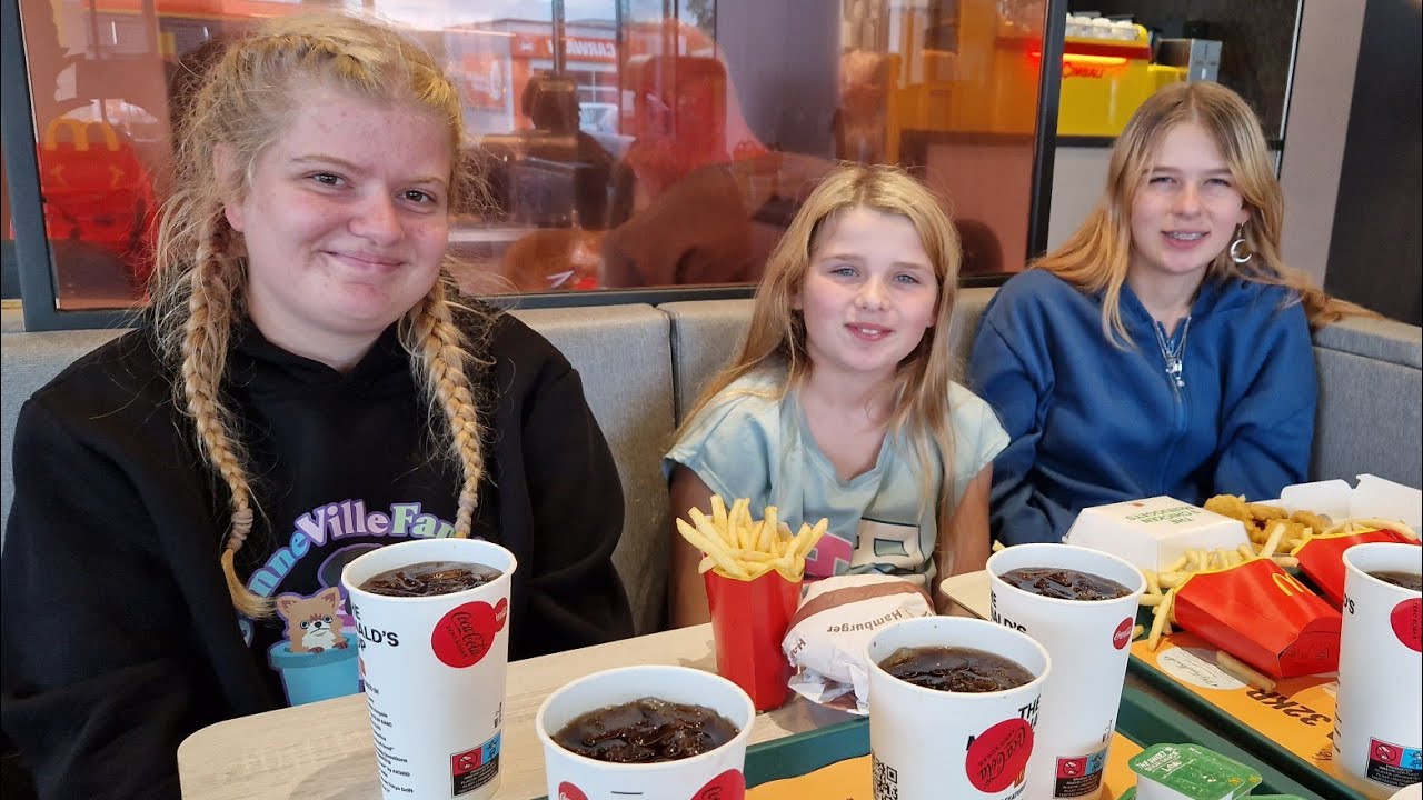PÅ MCDONALD'S MED FAN🍟VÆLTER COLA I SKØDET PÅ FAN🙈