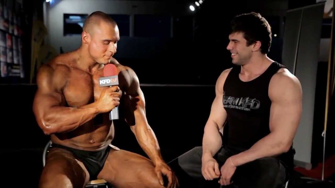 Paweł Rymuza bouncing his pecs