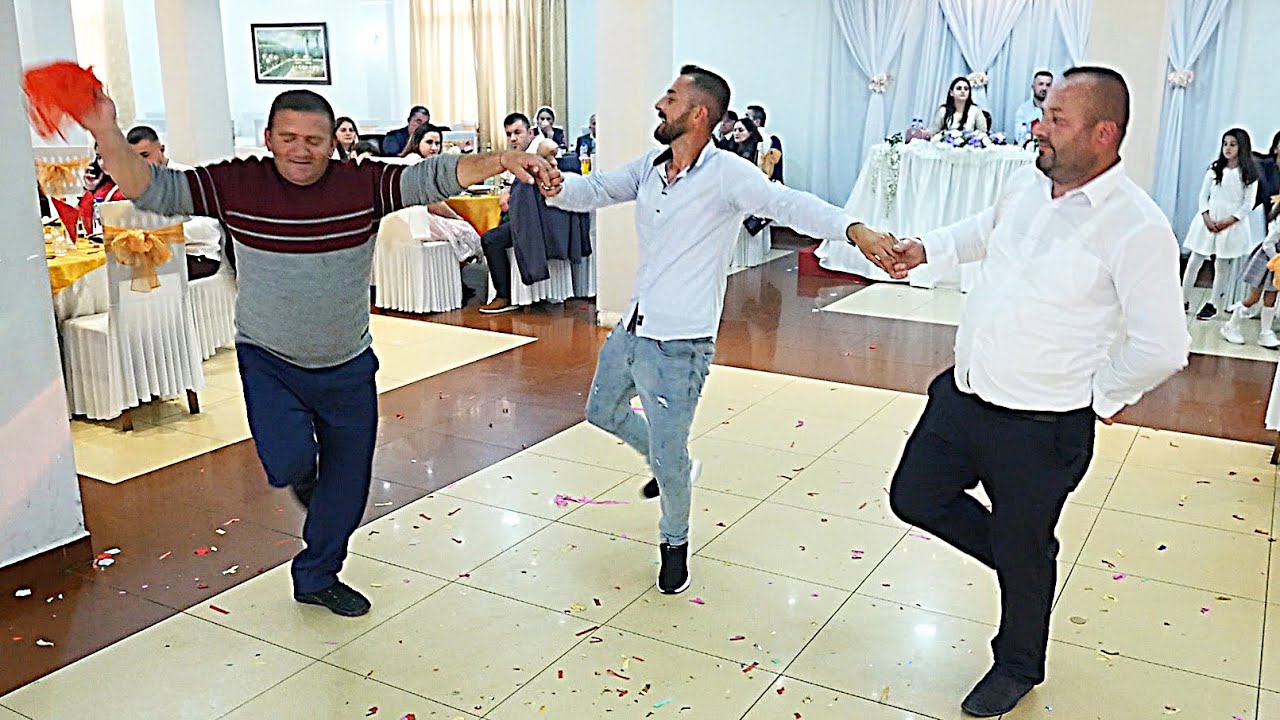 Ja sa e bukur është vallja e Bradasheshit!