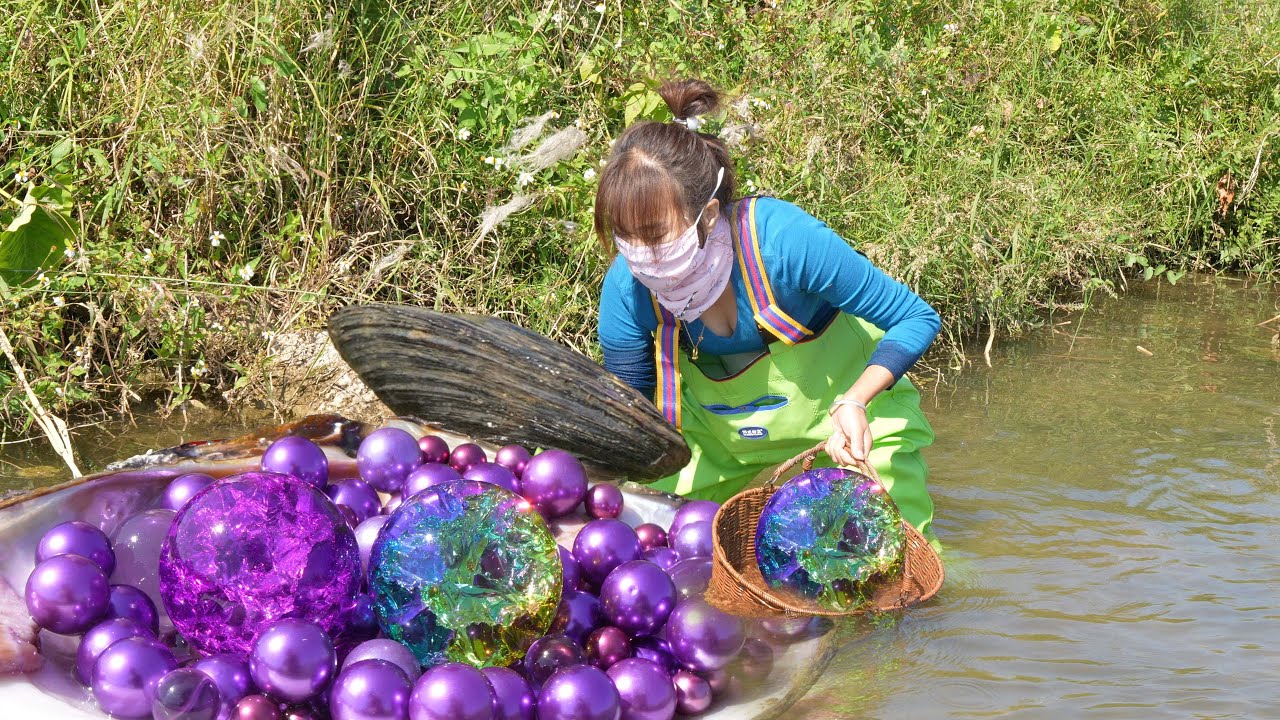 Encounter in the river, catching mutated clams in the river, shining pearls illuminating the future