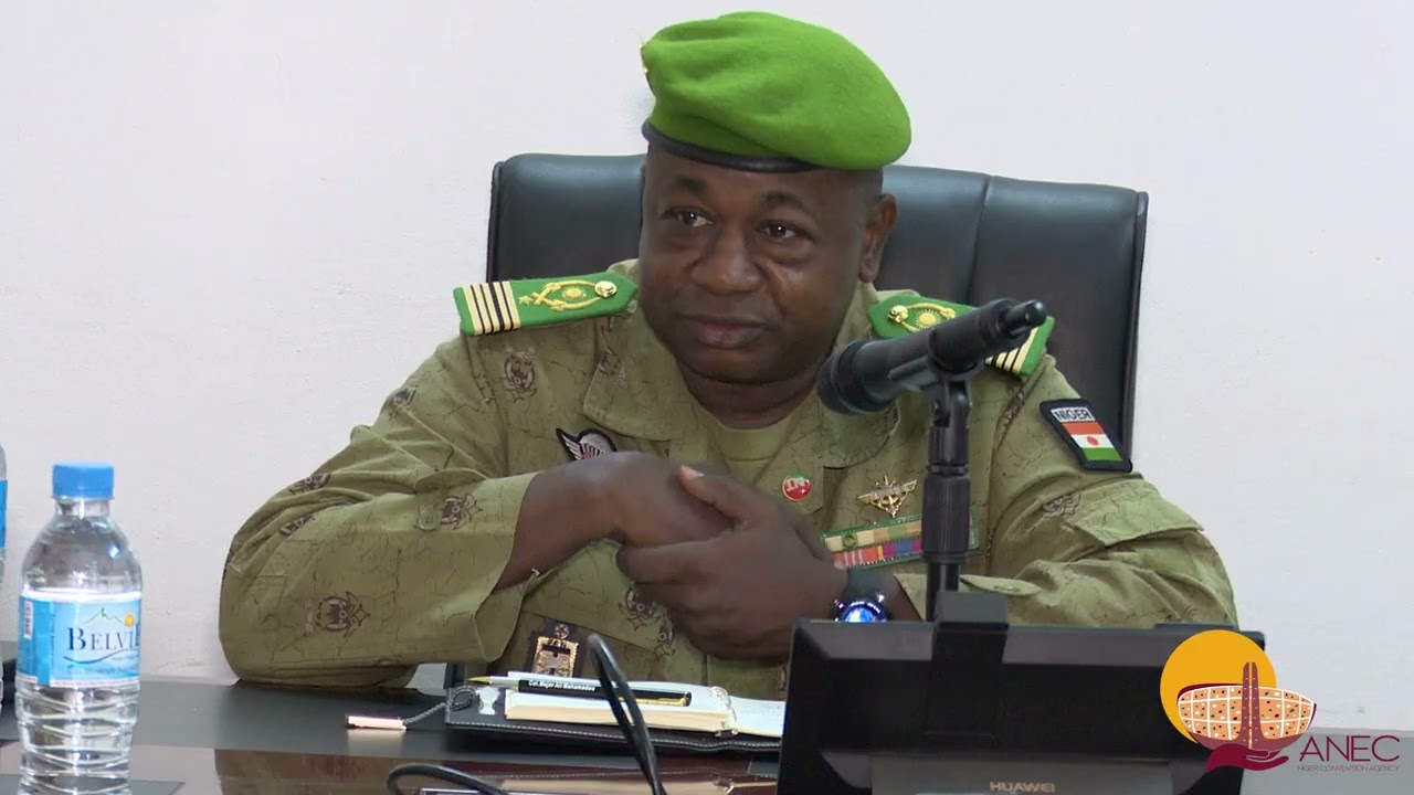 Visite  du DG de l'ANEC, le Commissaire Colonel Major Abdoul Karim Illo, à  Niger Télécoms.