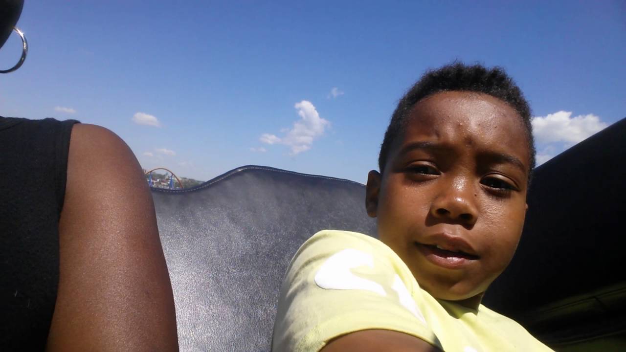 10 years grandson pass out 3 times on his first try at a roller coaster #LaRonde #Montrea